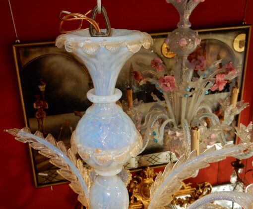 1950' Lustre Murano Bleu Opalescent Avec Inclusions d'Or   5 Bras de Lumière Avec Tulipes en Forme de Timbales – Image 3