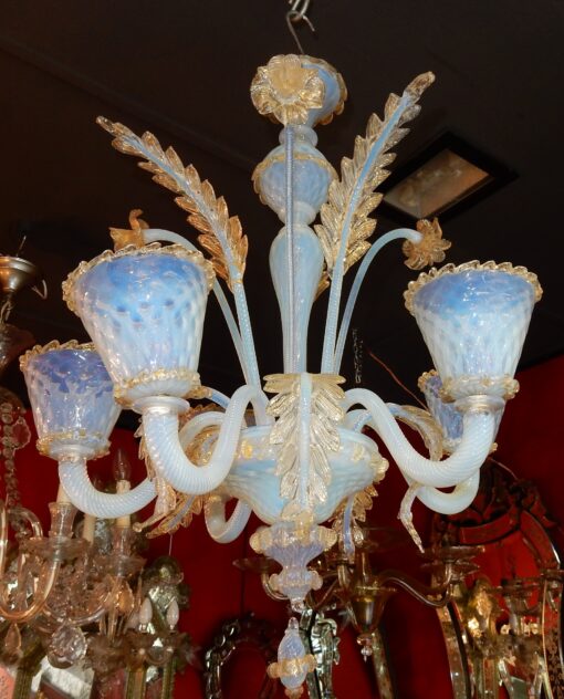 1950' Lustre Murano Bleu Opalescent Avec Inclusions d'Or   5 Bras de Lumière Avec Tulipes en Forme de Timbales