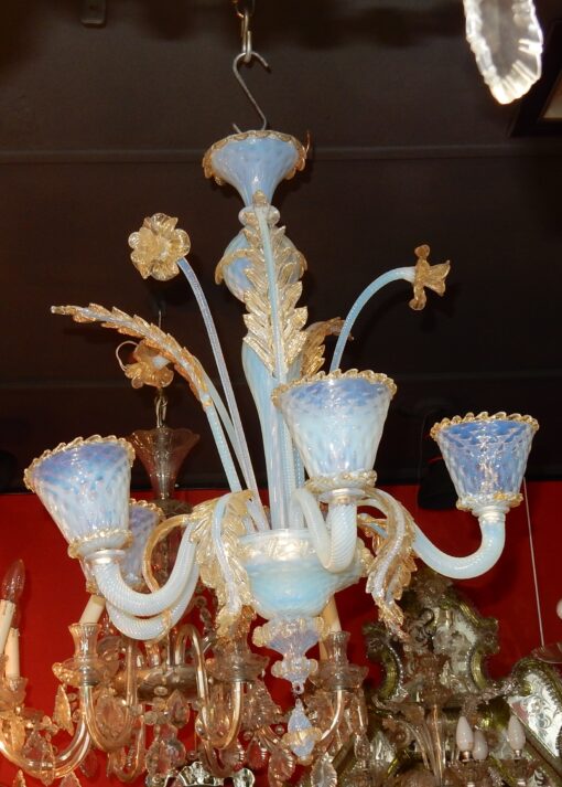 1950' Lustre Murano Bleu Opalescent Avec Inclusions d'Or   5 Bras de Lumière Avec Tulipes en Forme de Timbales – Image 8