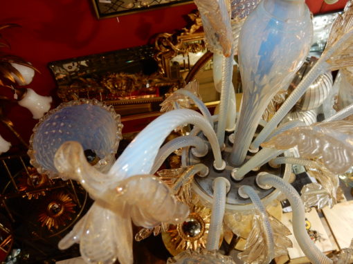 1950' Lustre Murano Bleu Opalescent Avec Inclusions d'Or   5 Bras de Lumière Avec Tulipes en Forme de Timbales – Image 4