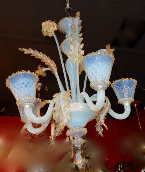 1950' Lustre Murano Bleu Opalescent Avec Inclusions d'Or   5 Bras de Lumière Avec Tulipes en Forme de Timbales – Image 2