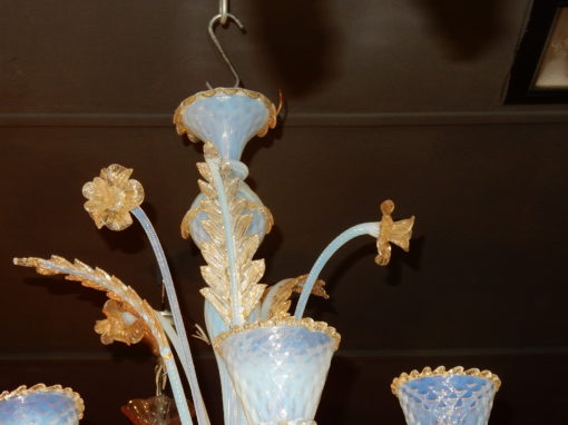 1950' Lustre Murano Bleu Opalescent Avec Inclusions d'Or   5 Bras de Lumière Avec Tulipes en Forme de Timbales – Image 7