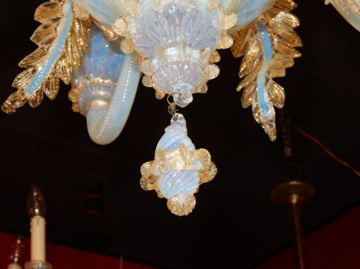 1950' Lustre Murano Bleu Opalescent Avec Inclusions d'Or   5 Bras de Lumière Avec Tulipes en Forme de Timbales – Image 6