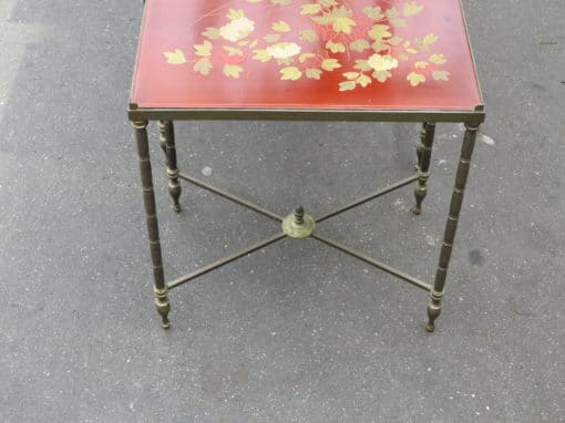 1970' Série de 3 Tables Gigognes Style Maison Jansen Déco Bambou en Bronze Doré Plateaux avec Laque de Chine Rouge Décor de Paysage avec Oiseau – Image 7