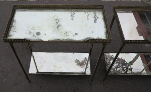 1970' Paire de Bouts de Canapé Rectangulaires Maison Baguès Plateaux Miroirs Oxydés Argentés avec Galeries Ajourées 51 X 26 cm – Image 5