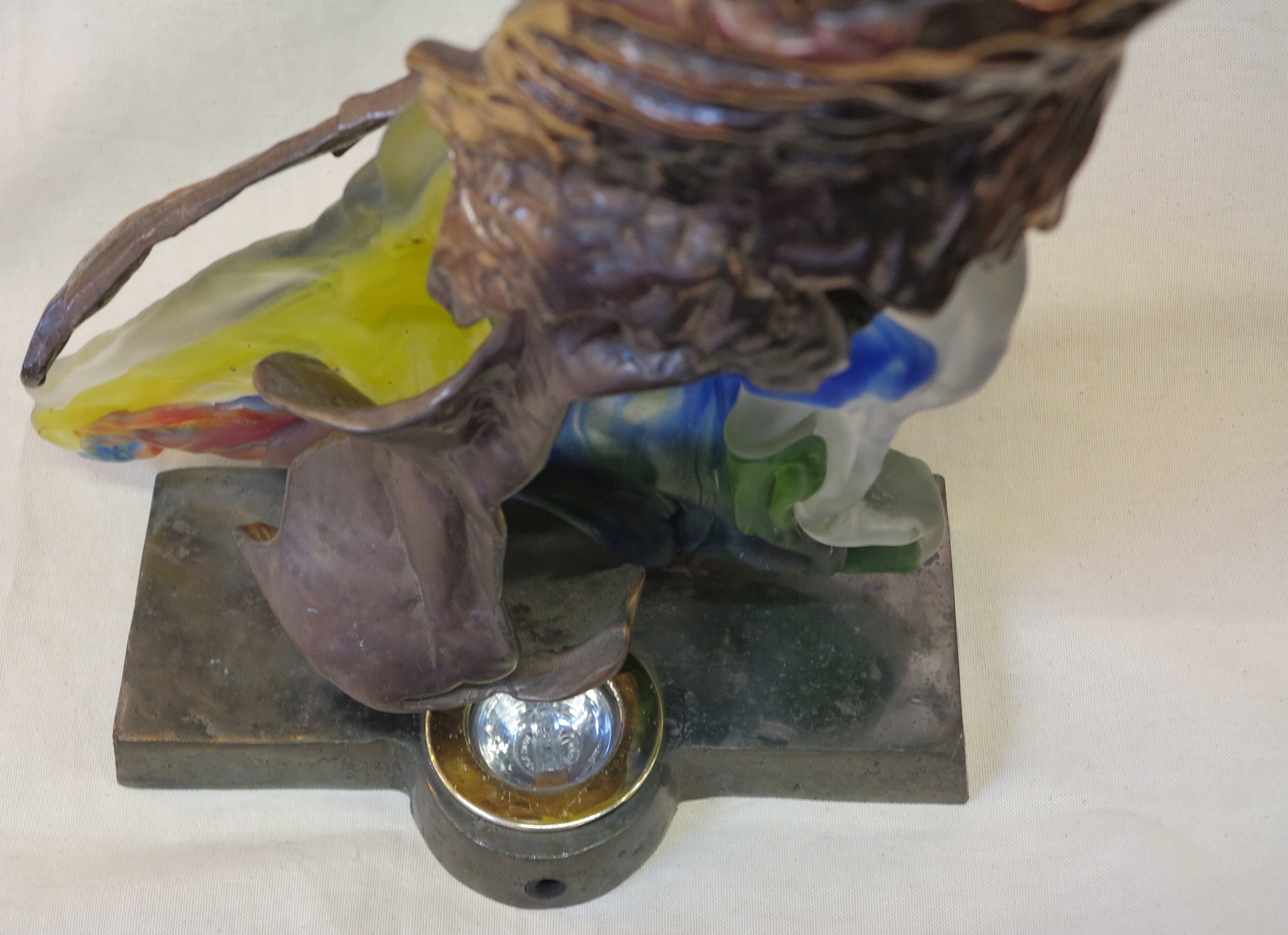 Aigle en bronze et pate de verre formant lampe signé LOHE | abcpascal