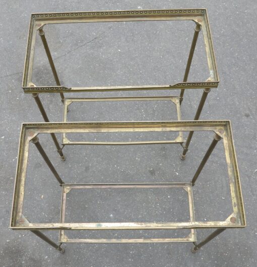 1970' Paire de Bouts de Canapé Rectangulaires Maison Baguès Plateaux Miroirs Oxydés Argentés avec Galeries Ajourées 51 X 26 cm – Image 2