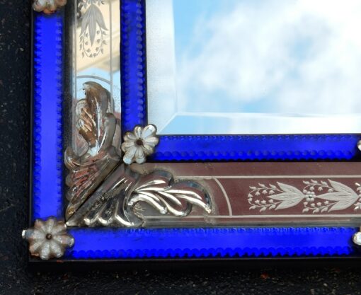 1850' Miroir venise Mercure rectangulaire   avec cadre en verre bleu ornées de  fleurs – Image 2