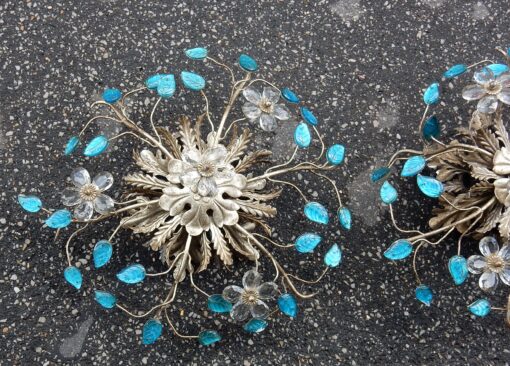 1970' Paire de 2 Plafonniers ou Appliques à Décor de Fleurs et Feuilles en Métal Argenté Style Maison Baguès Feuilles en Verre de Couleur Bleue – Image 2