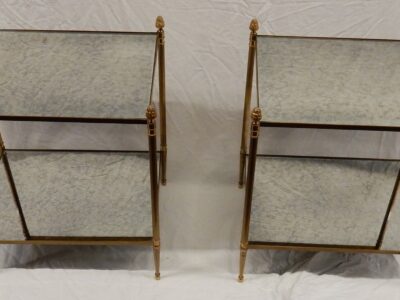 1950/70' Paire De Bouts De Canapé Rectangulaires Maison Baguès Laiton et Bronze Plateaux Miroirs Oxydés Vieillis et Avec Embouts Bourgeons 47X 37 cm