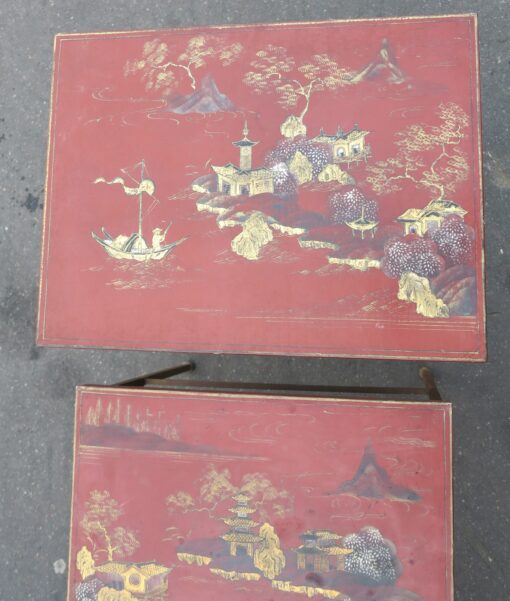 1950/70 'Series of 3 Ramsay House Style Nesting Tables in Gilded Iron Trays Red Chinese Lacquer Landscape Decor With Figures and Pagodas - Image 8