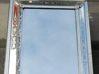 Miroir rectangle avec fronton et ovale en medaillon aux fleurs
