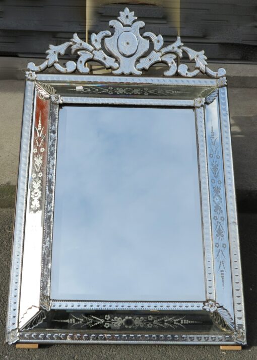 Miroir rectangle avec fronton et ovale en medaillon aux fleurs