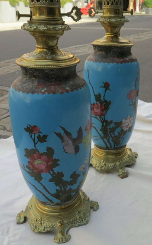 1890' Paire de Lampes Cloisonnées Japon aux Oiseaux et Arbres en Fleur – Image 5