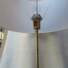 1970' Lampadaire avec Tablette en Laiton Style Maison Malaber – Image 4
