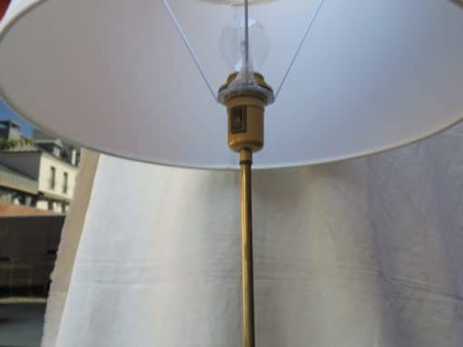 1970' Lampadaire avec Tablette en Laiton Style Maison Malaber – Image 4