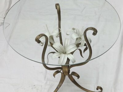 Pedestal table with lily flowers