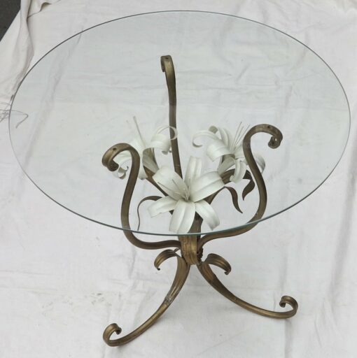 Pedestal table with lily flowers