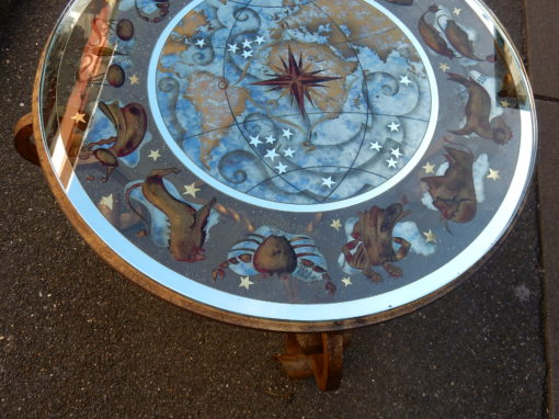 1940/50 Table Basse a Decor de Zodiaque Style Poillerat et Ingrand a Décors Eglomisés – Image 5