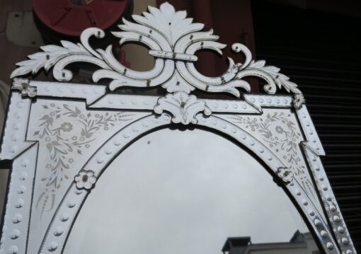 Miroir venitien a cartouches,ovale biseauté et fronton a barette – Image 3