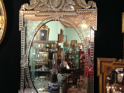 Mirror Venice has front wall with central oval