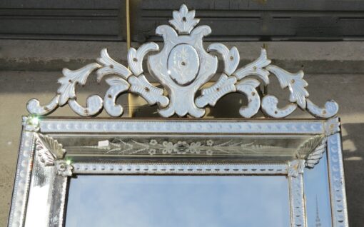 Miroir rectangle avec fronton et ovale en medaillon aux fleurs – Image 5