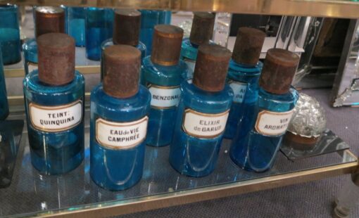 The Lot of jars of blue glass pharmacopoeia and porcelain stickers - Image 4
