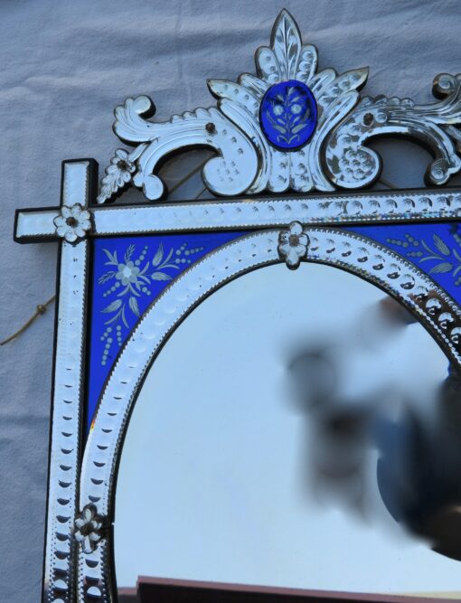 Miroir rectangulaire venitien Napoléon 3 sur cartouches verre bleu cernant un ovale biseauté – Image 6