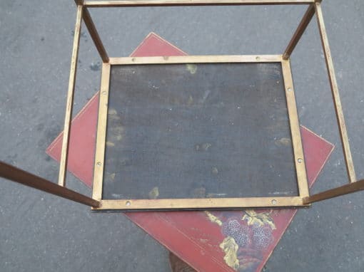 1950/70 'Series of 3 Ramsay House Style Nesting Tables in Gilded Iron Trays Red Chinese Lacquer Landscape Decor With Figures and Pagodas - Image 4