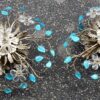 1970' Paire de 2 Plafonniers ou Appliques à Décor de Fleurs et Feuilles en Métal Argenté Style Maison Baguès Feuilles en Verre de Couleur Bleue