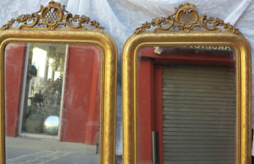 Paire de miroirs Louis Philippe dorés feuilles d or avec fronton coquille – Image 3