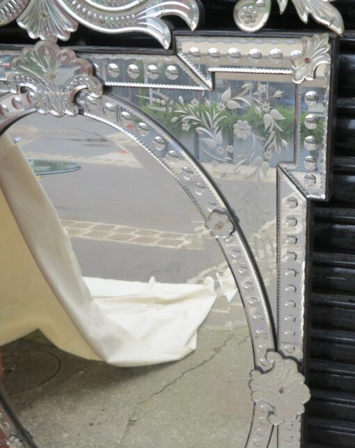 Miroir venitien a cartouches,ovale biseauté et fronton a barette – Image 6