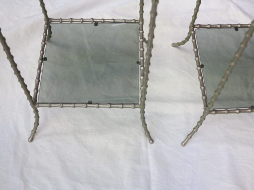 1970' Paire de sellettes modéle bambou  Maison Bagués argentés ou nickelés plateaux fumés et clairs, 35 X 35 cm – Image 2