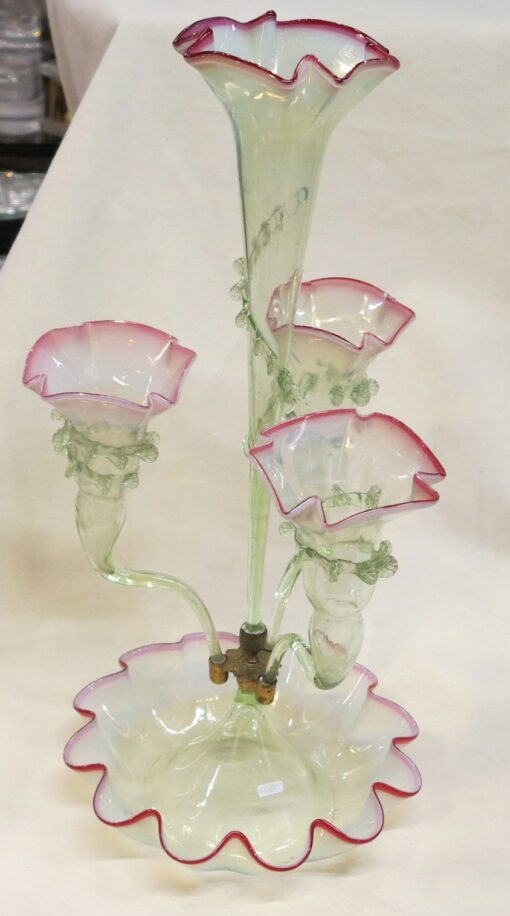 Coupe en cristal opalescent avec 4 cornets a axe déporté  N3