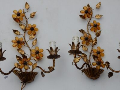 1970' Paire d'Appliques en Métal Doré à Décor de Fleurs et Feuilles Style Maison Baguès