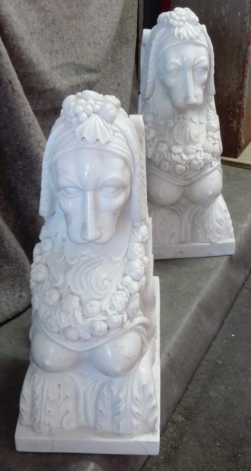 1950' Paire de Sphinges En Marbre Blanc Statuaire – Image 2