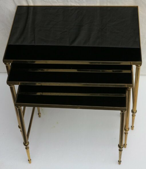 1950/70' Série de 3 Tables Gigognes Bronze Doré Plateaux Opaline Noire – Image 2