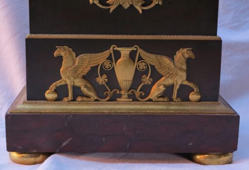 1795' Pendule Époque Directoire en Bronze Double Patine à l'Ouroboros – Image 2