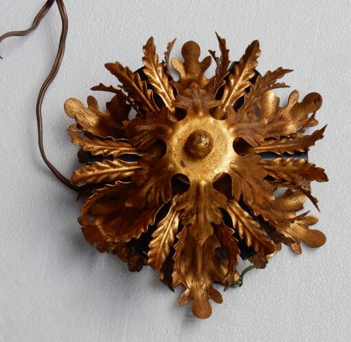 1970' Plafonnier ou Applique à Décor de Fleurs et Feuilles en Métal Doré Style Maison Baguès Feuilles en Verre Coloré Rose – Image 7