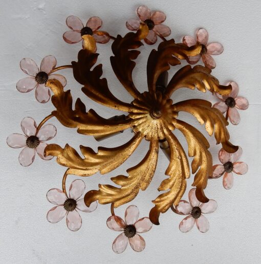 1970' Plafonnier ou Applique à Décor de Fleurs et Feuilles en Métal Doré Style Maison Baguès Feuilles en Verre Coloré Rose – Image 2