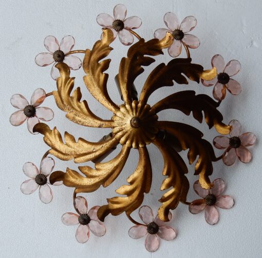 1970' Plafonnier ou Applique à Décor de Fleurs et Feuilles en Métal Doré Style Maison Baguès Feuilles en Verre Coloré Rose