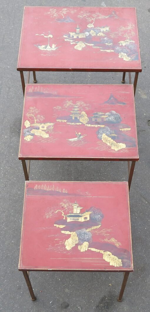 1950/70 'Series of 3 Ramsay House Style Nesting Tables in Gilded Iron Trays Red Chinese Lacquer Landscape Decor With Figures and Pagodas - Image 2