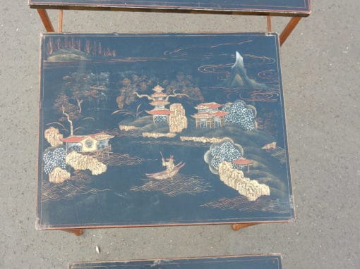 1950/70' Series of 3 Gigognes Tables in the Style of Maison Bagués in Gilted Iron With  Top China Black Laq With Landscape and Pagodas and Person - Image 8