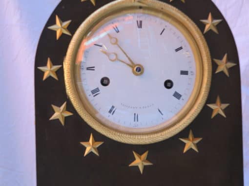 1795' Pendule Époque Directoire en Bronze Double Patine à l'Ouroboros – Image 3