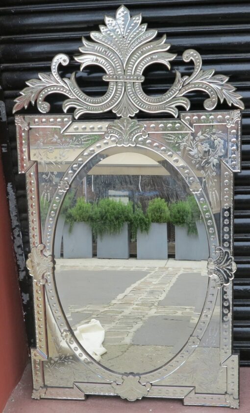 Miroir venitien a cartouches,ovale biseauté et fronton a barette – Image 5