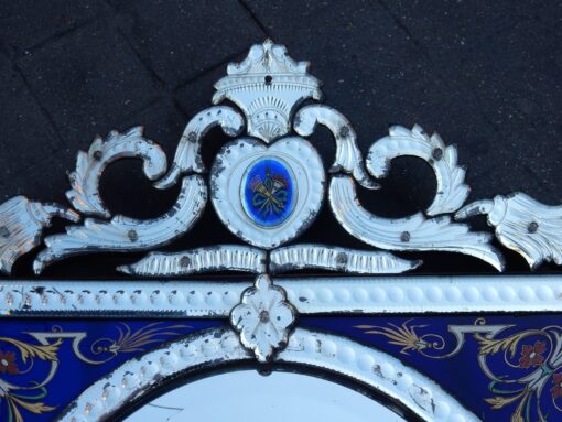 1880/1900' Miroir Venise Rectangulaire à Fronton Avec Cadre en Verre Bleu Orné de Fleurs Emaillées – Image 7