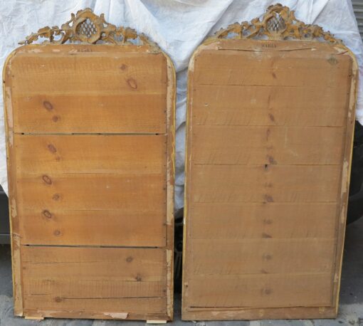 Paire de miroirs Louis Philippe dorés feuilles d or avec fronton coquille – Image 5