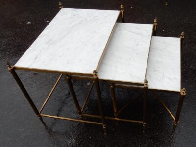 1970' Tables Gigognes Maison Baguès, 3 Plateaux Marbre et Montants Cannelés à Pommes de Pin
