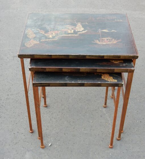 1950/70' Series of 3 Gigognes Tables in the Style of Maison Bagués in Gilted Iron With  Top China Black Laq With Landscape and Pagodas and Person - Image 6