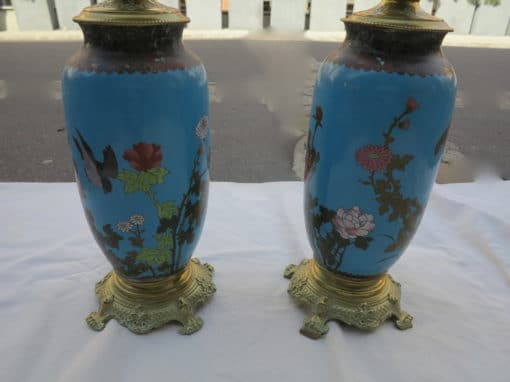 1890' Paire de Lampes Cloisonnées Japon aux Oiseaux et Arbres en Fleur – Image 4